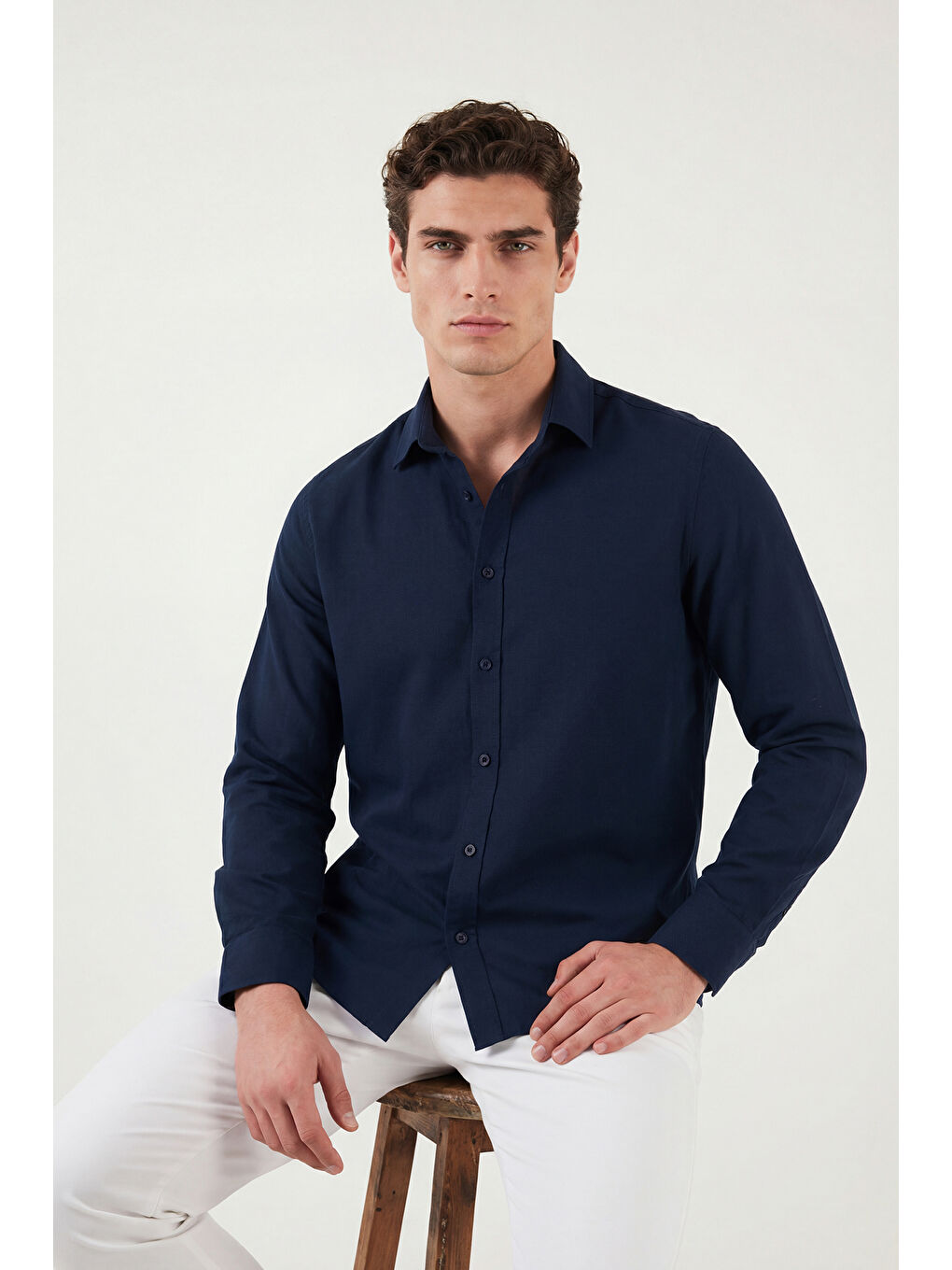 Lacivert Pamuk ve Keten Karışımlı Regular Fit Klasik Yaka Uzun Kollu Gömlek CF26S1210134-5
