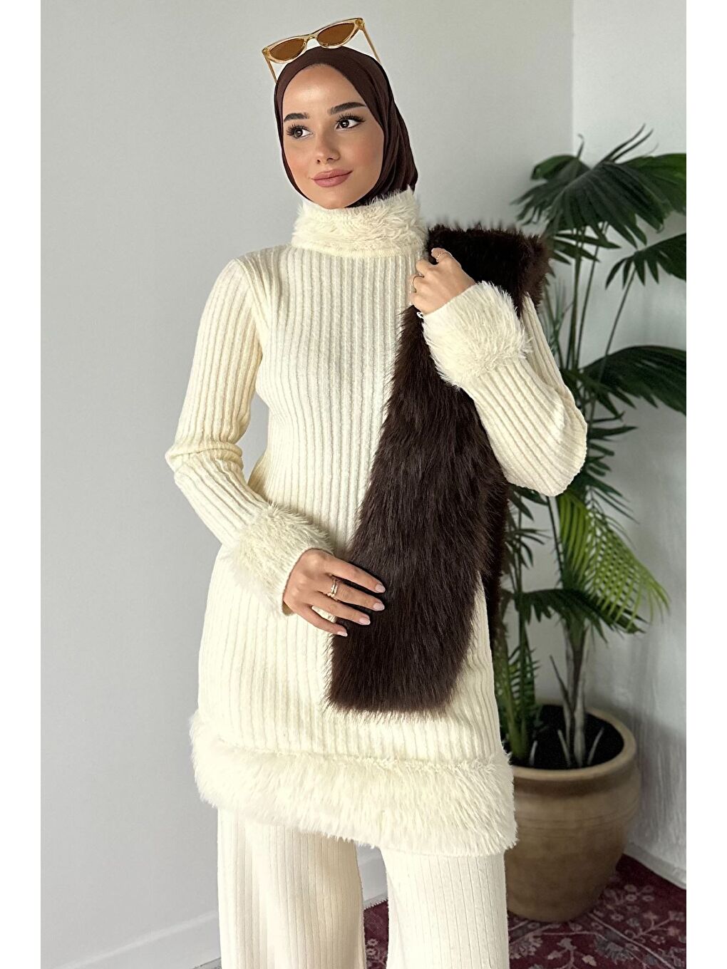 Ekru Gülseli Pelüş Detaylı Kendinden Çizgi Desenli Tesettür Triko Tunik-2