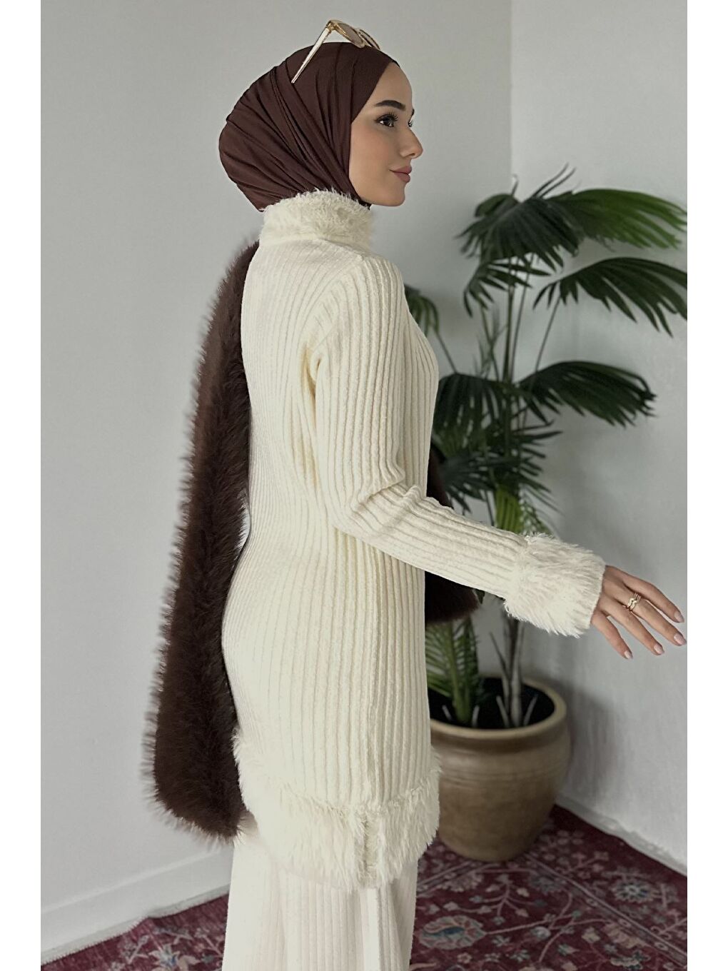 Ekru Gülseli Pelüş Detaylı Kendinden Çizgi Desenli Tesettür Triko Tunik-4