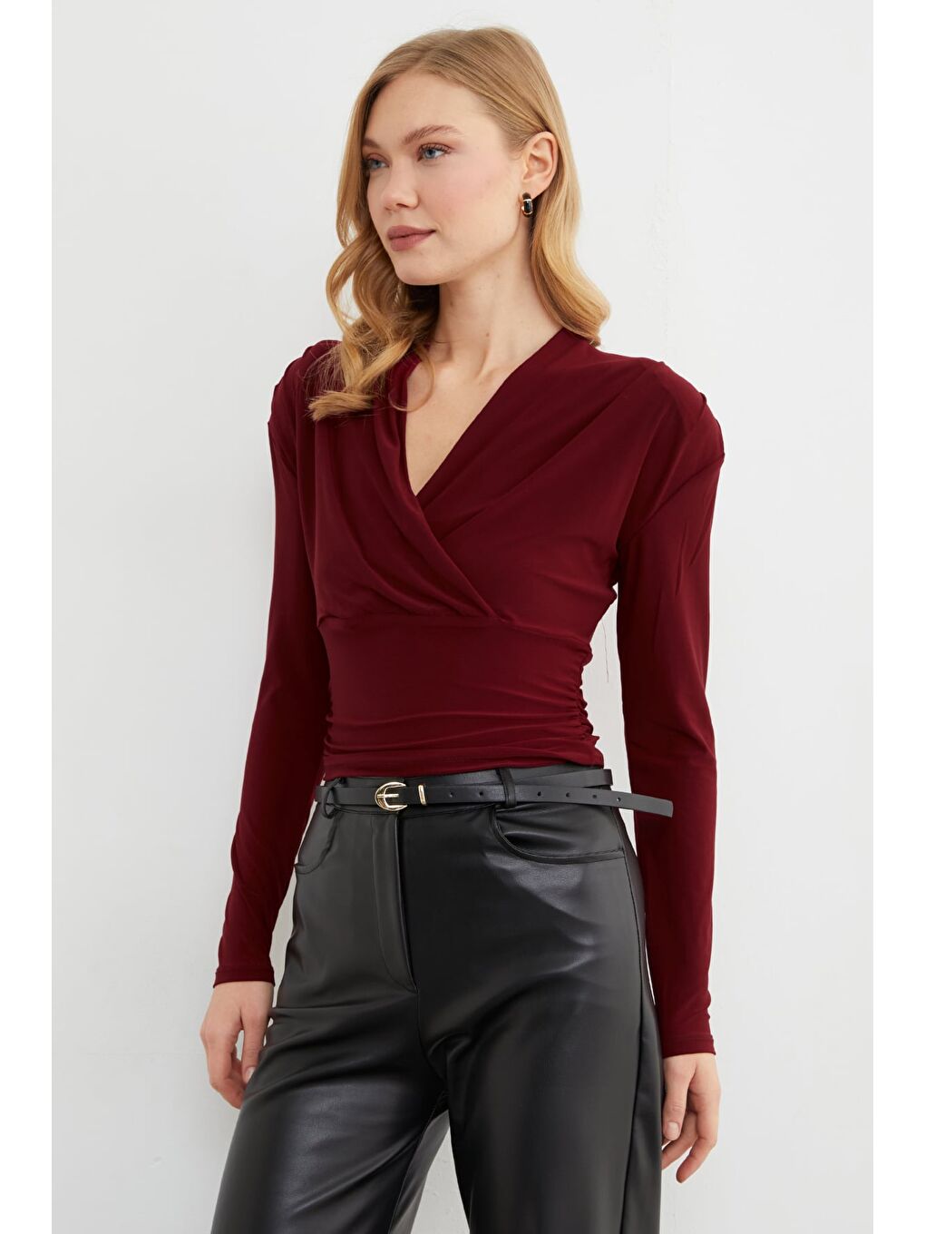 Bordo Omuz Vatkalı Kruvaze Yaka Bluz-3