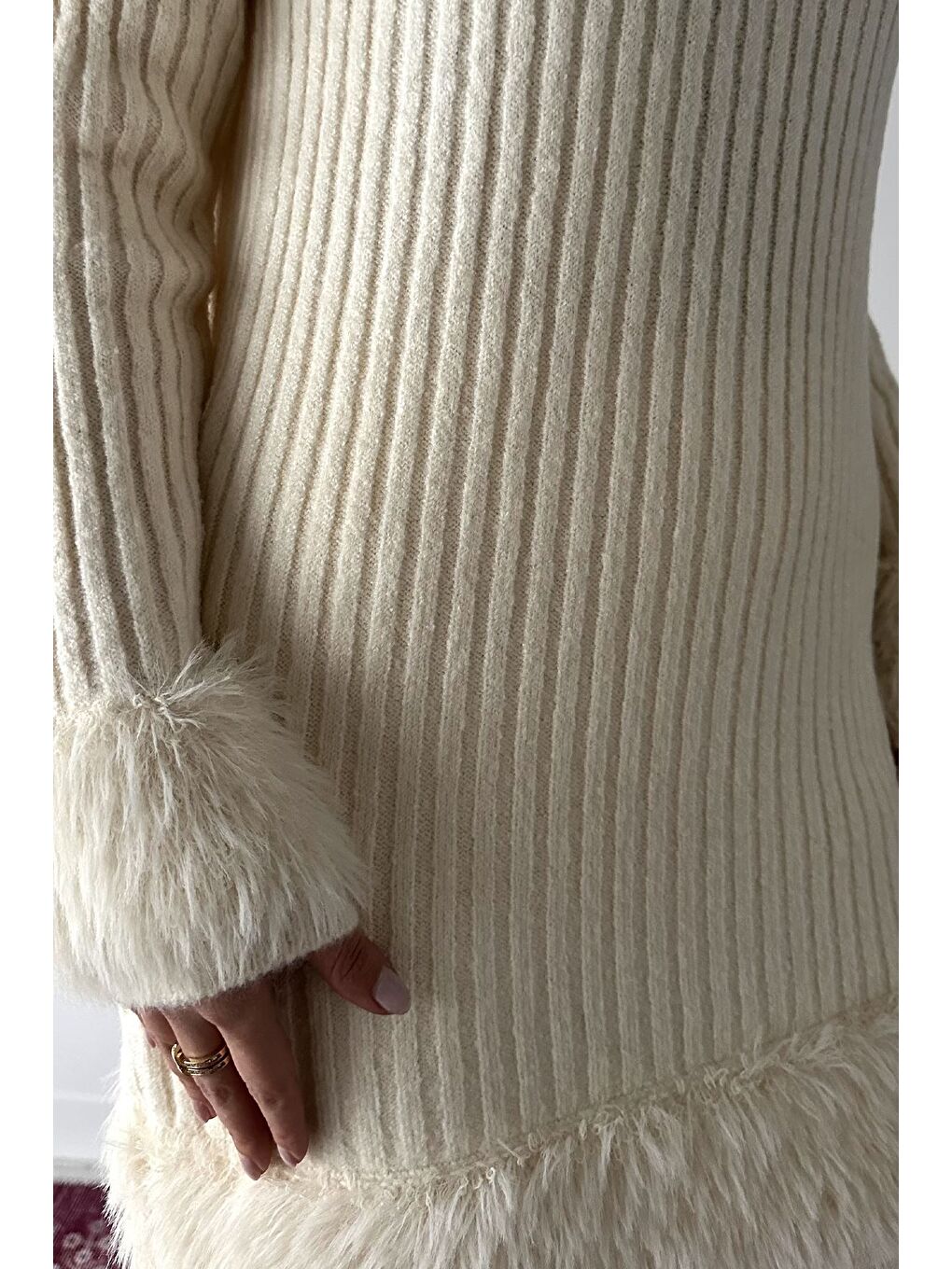 Ekru Gülseli Pelüş Detaylı Kendinden Çizgi Desenli Tesettür Triko Tunik-7