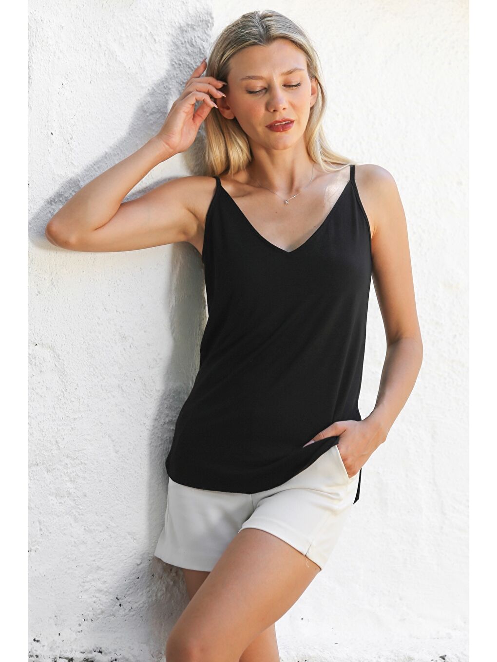 Siyah V Yaka Askılı Yarım Astarlı Yırtmaçlı Örme Basic Casual Bluz