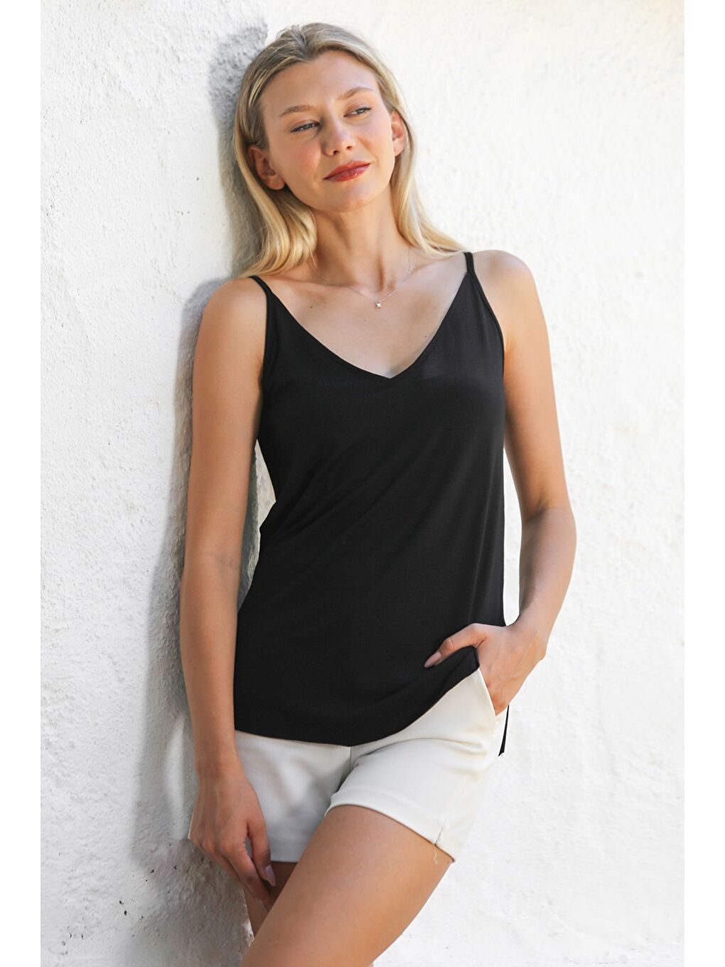 Siyah V Yaka Askılı Yarım Astarlı Yırtmaçlı Örme Basic Casual Bluz-1