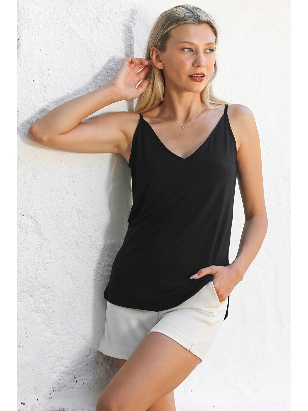 Siyah V Yaka Askılı Yarım Astarlı Yırtmaçlı Örme Basic Casual Bluz-2