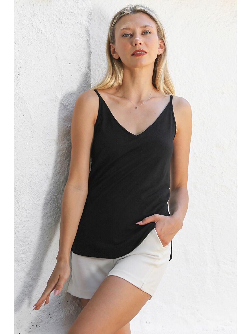 Siyah V Yaka Askılı Yarım Astarlı Yırtmaçlı Örme Basic Casual Bluz-3