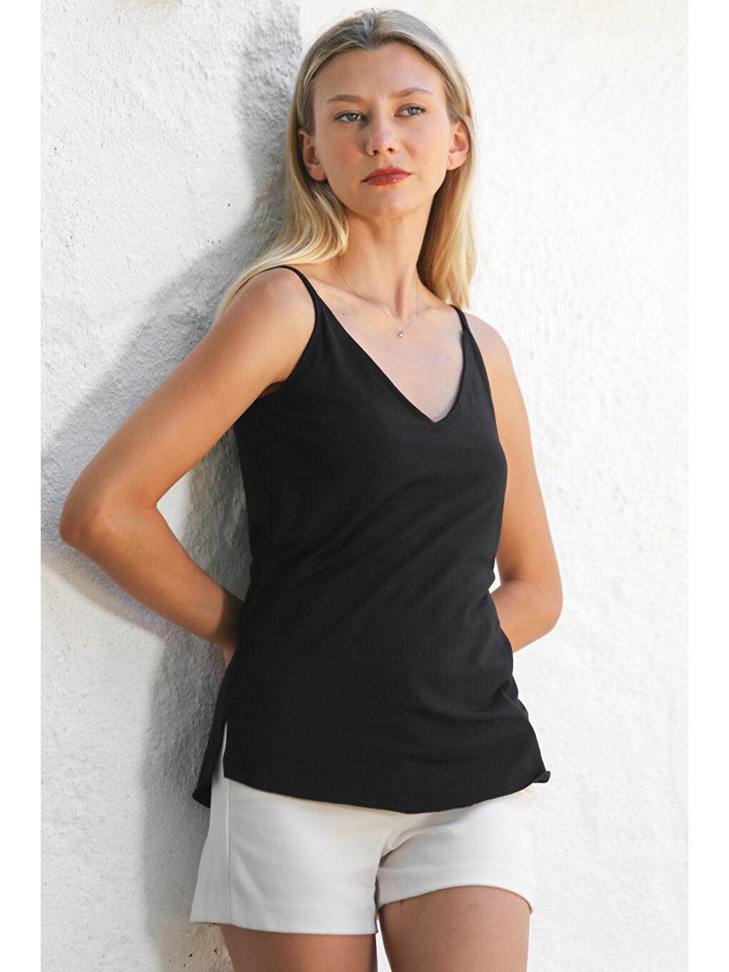 Siyah V Yaka Askılı Yarım Astarlı Yırtmaçlı Örme Basic Casual Bluz-4