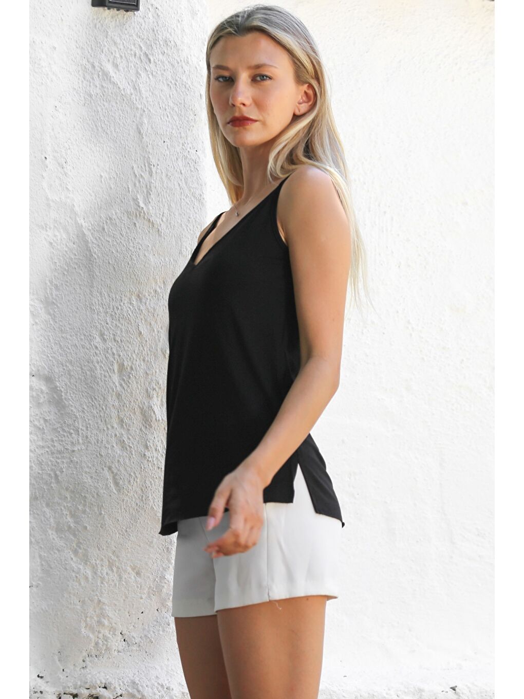 Siyah V Yaka Askılı Yarım Astarlı Yırtmaçlı Örme Basic Casual Bluz-5