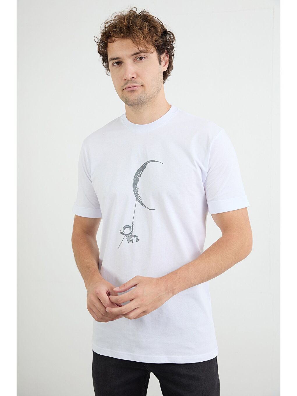 Beyaz Astronot Baskılı Bisiklet Yaka Tişört-1