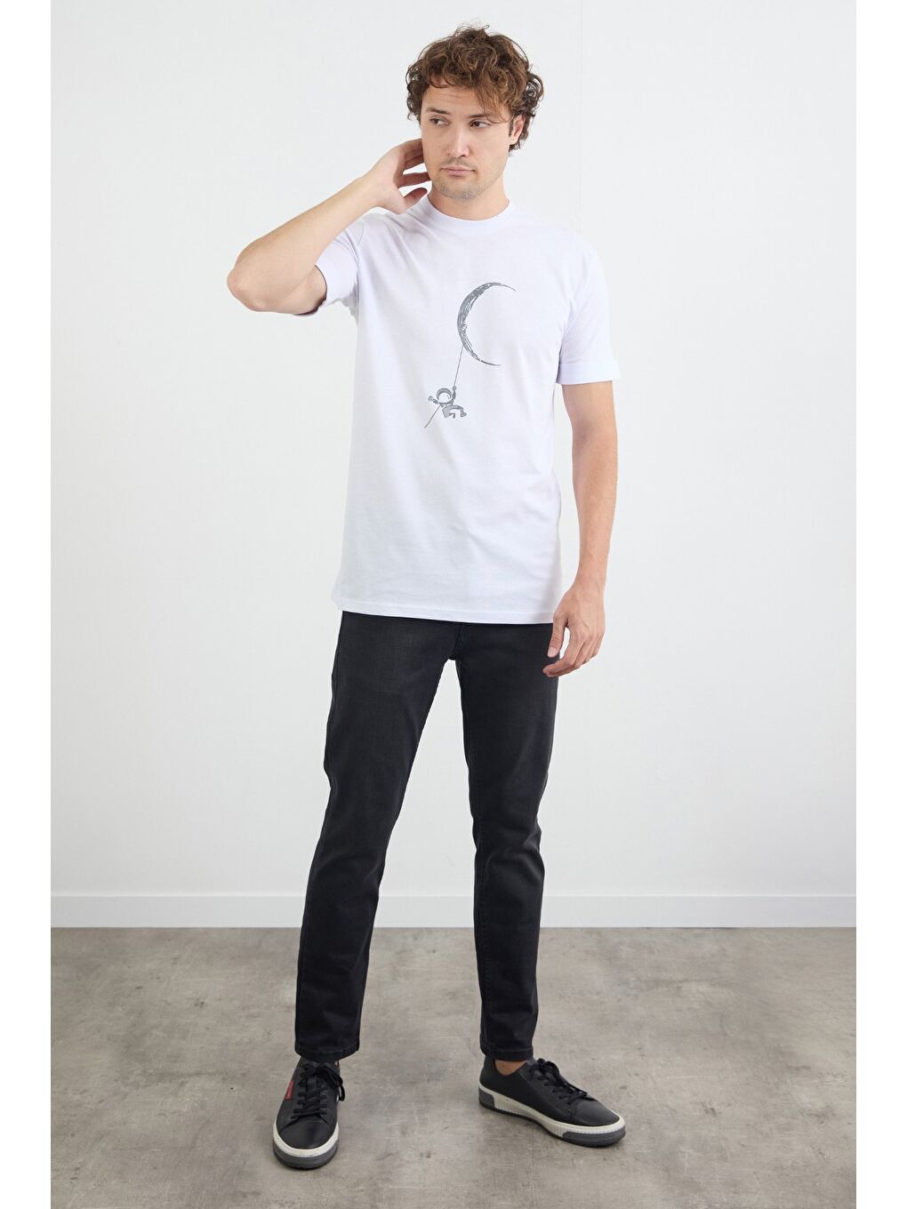 Beyaz Astronot Baskılı Bisiklet Yaka Tişört-2