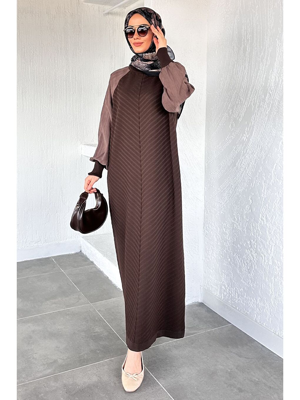 Kahverengi Gülseli Kendinden Desenli Tesettür Triko Elbise