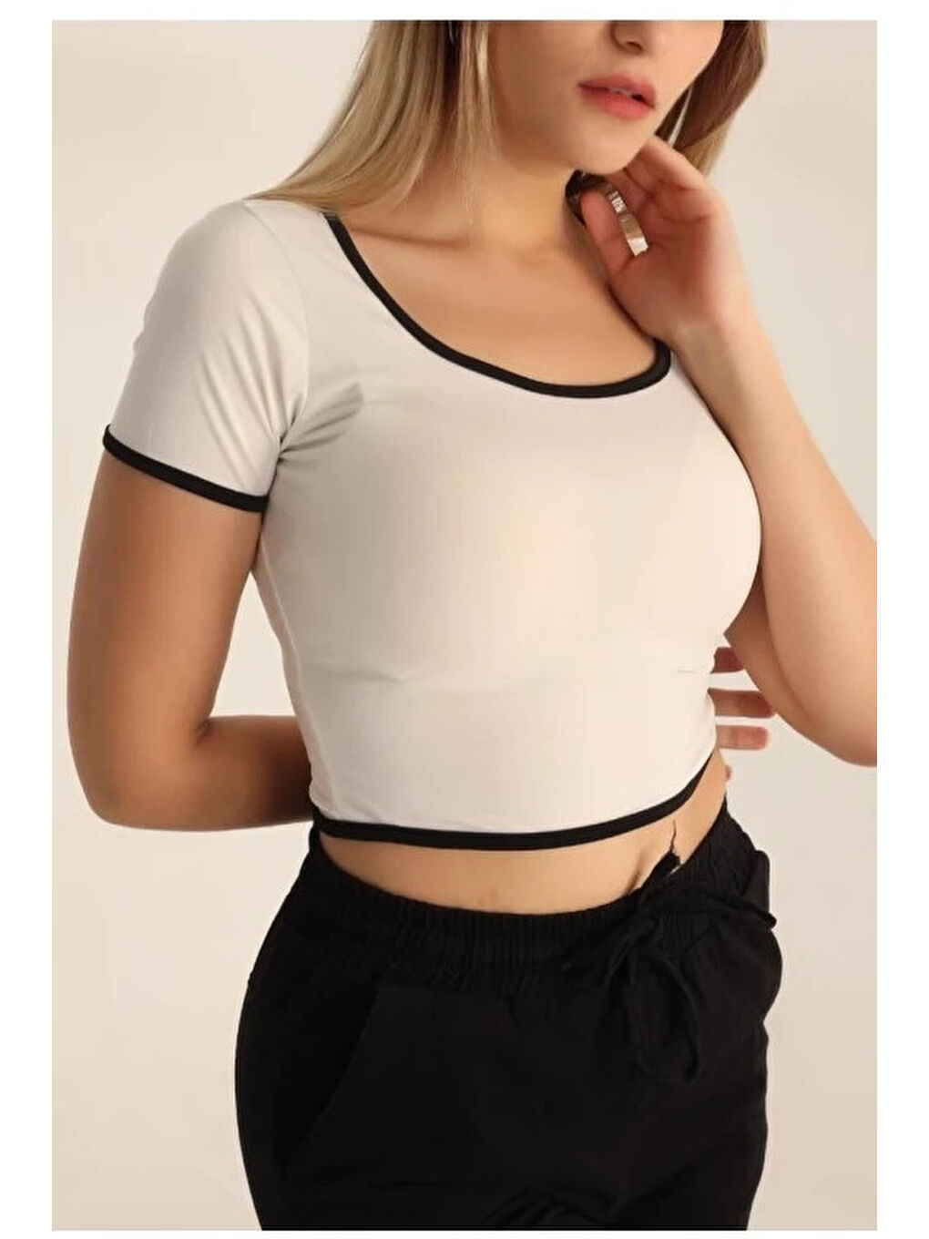 Kadın Bej Siyah Biyeli Kısa Kol Elastanlı SendyCrop Bluz HZL24S-SND190901-1