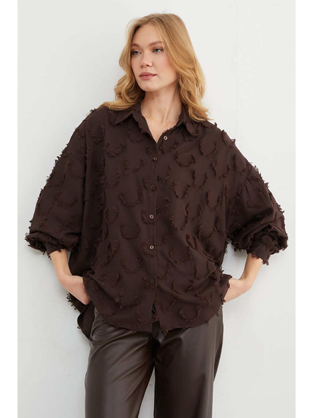 Kahverengi Püskül Detaylı Keten Görünümlü Salaş Gömlek-1
