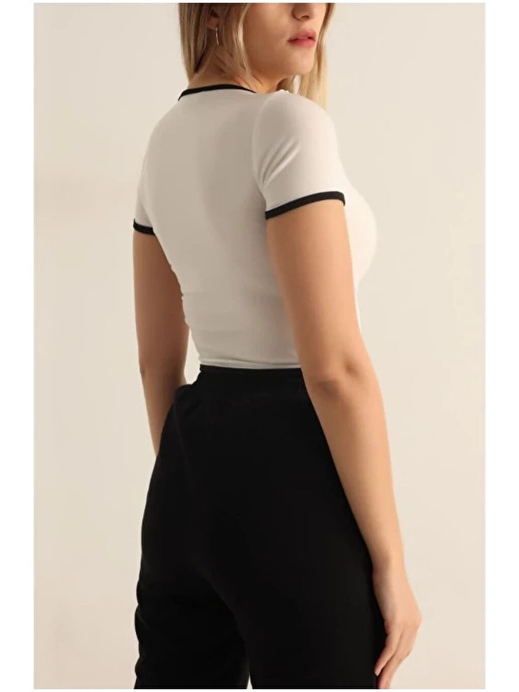 Kadın Bej Siyah Biyeli Kısa Kol Elastanlı SendyCrop Bluz HZL24S-SND190901-2