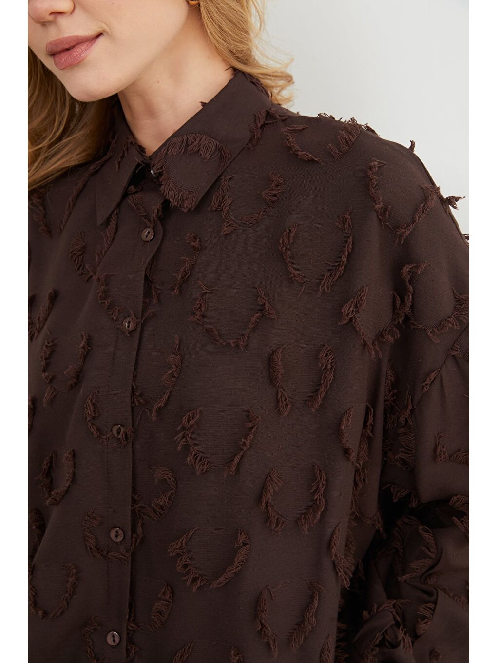 Kahverengi Püskül Detaylı Keten Görünümlü Salaş Gömlek-2