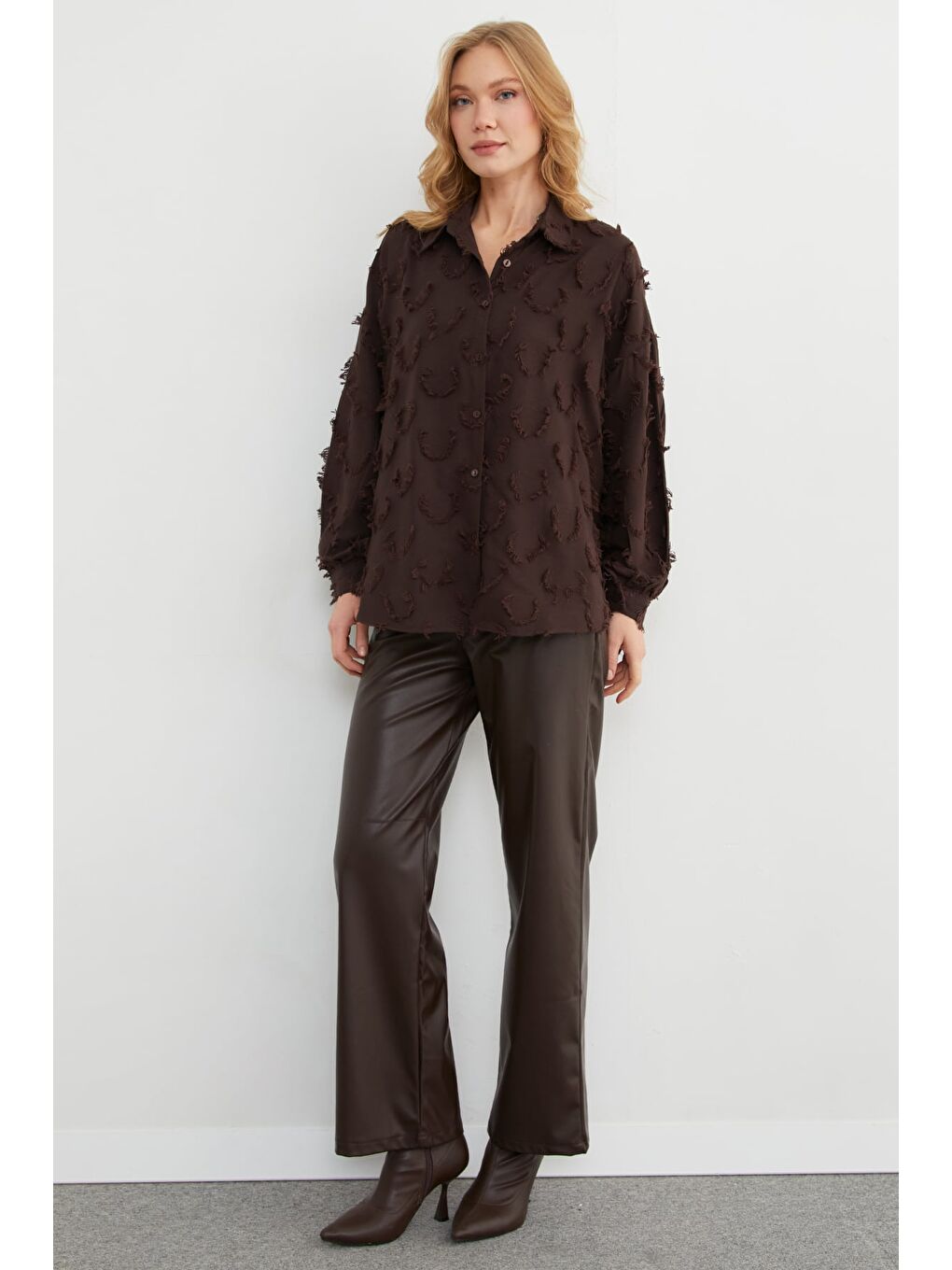 Kahverengi Püskül Detaylı Keten Görünümlü Salaş Gömlek-3