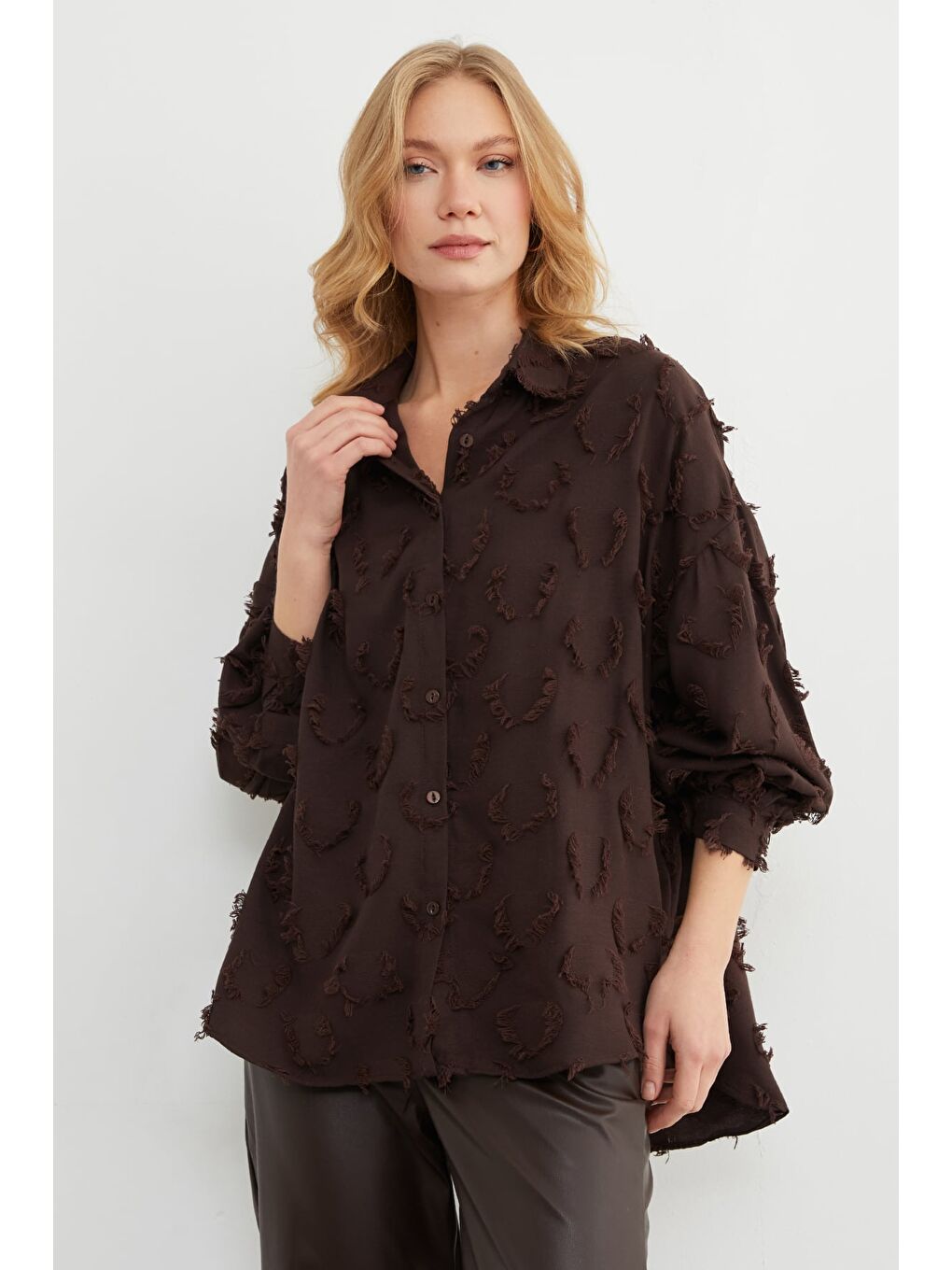 Kahverengi Püskül Detaylı Keten Görünümlü Salaş Gömlek-4