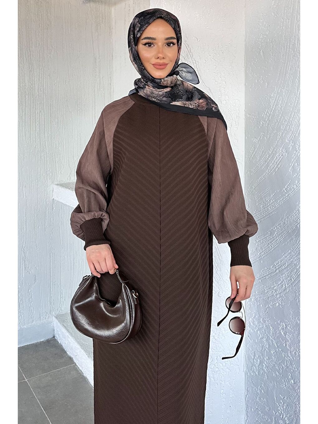 Kahverengi Gülseli Kendinden Desenli Tesettür Triko Elbise-2