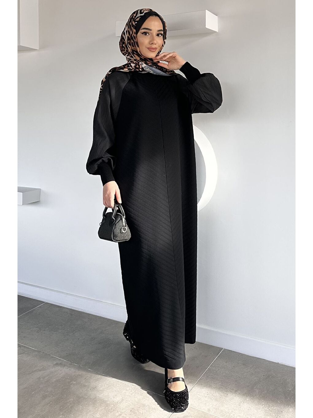 Siyah Gülseli Kendinden Desenli Tesettür Triko Elbise