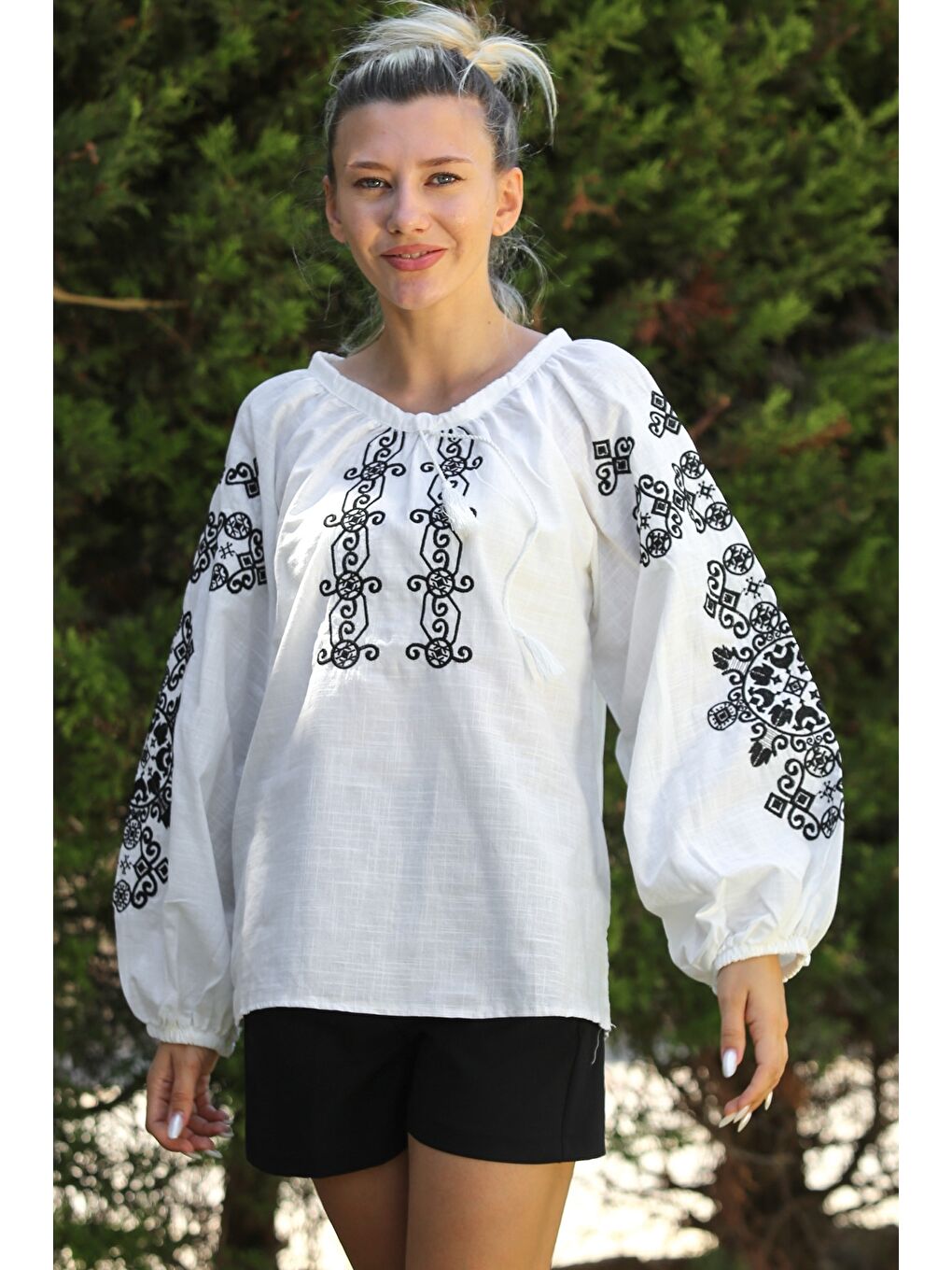 Beyaz Balon Kol Bağlamalı Yaka Ve Kol Ucu Nakışlı Dokuma Casual Bluz-1