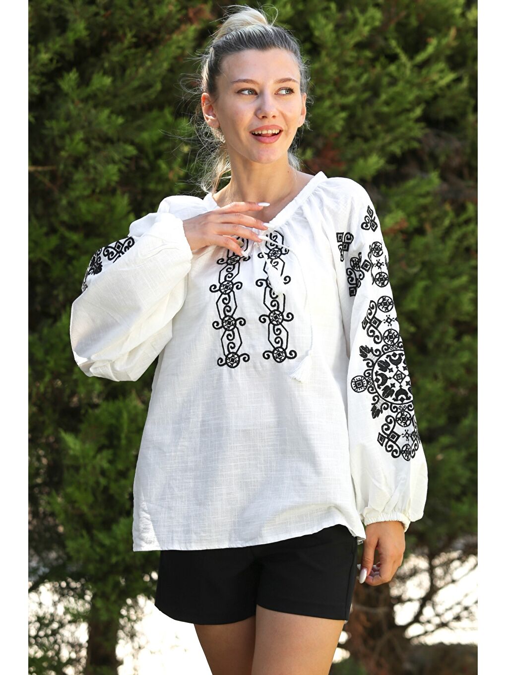 Beyaz Balon Kol Bağlamalı Yaka Ve Kol Ucu Nakışlı Dokuma Casual Bluz-2