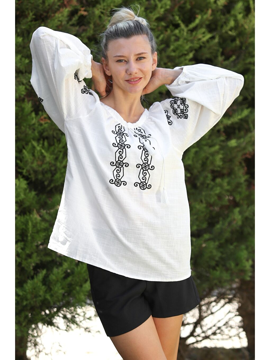 Beyaz Balon Kol Bağlamalı Yaka Ve Kol Ucu Nakışlı Dokuma Casual Bluz-3