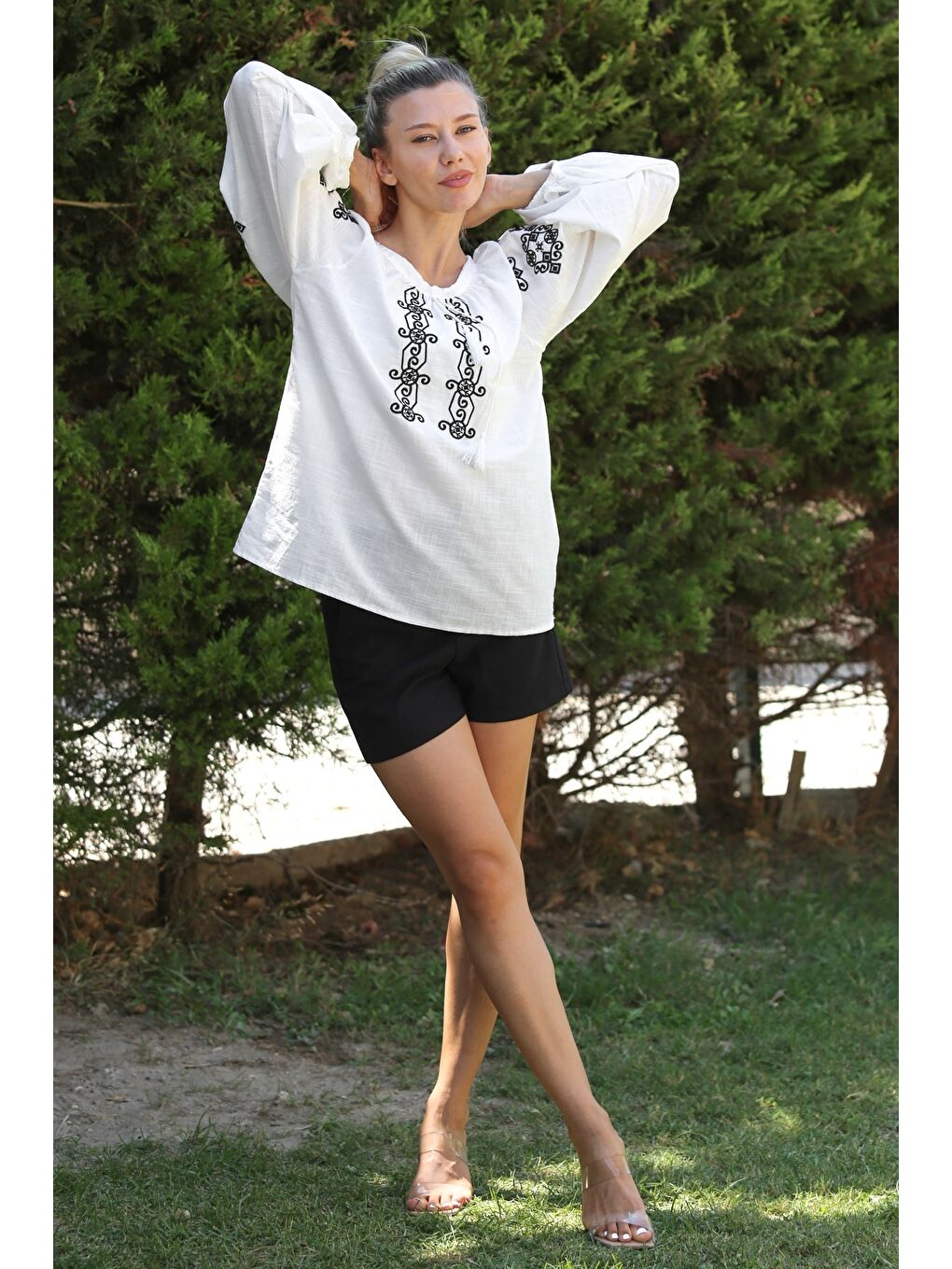 Beyaz Balon Kol Bağlamalı Yaka Ve Kol Ucu Nakışlı Dokuma Casual Bluz-5