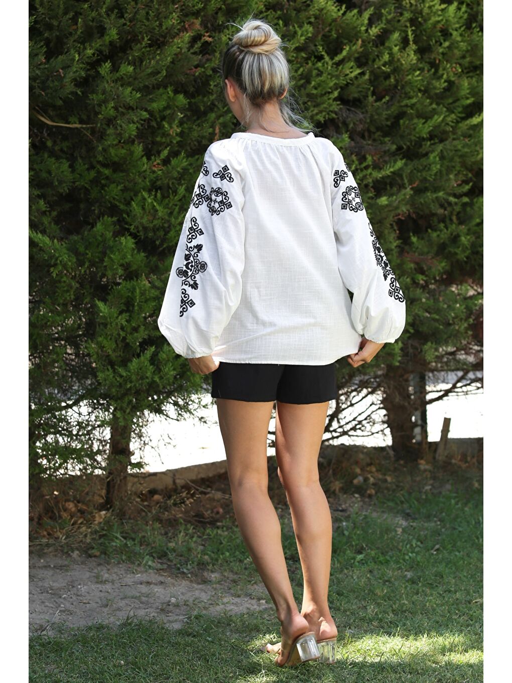 Beyaz Balon Kol Bağlamalı Yaka Ve Kol Ucu Nakışlı Dokuma Casual Bluz-7