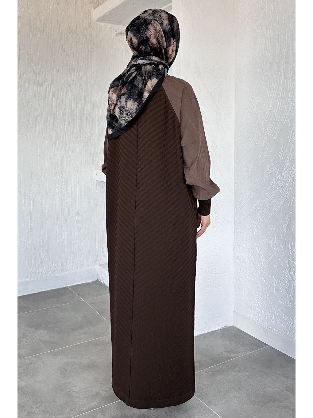 Kahverengi Gülseli Kendinden Desenli Tesettür Triko Elbise-5