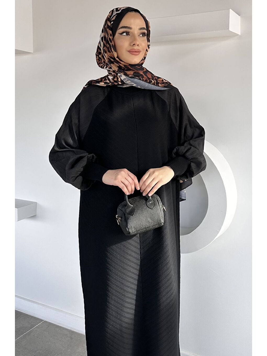 Siyah Gülseli Kendinden Desenli Tesettür Triko Elbise-3