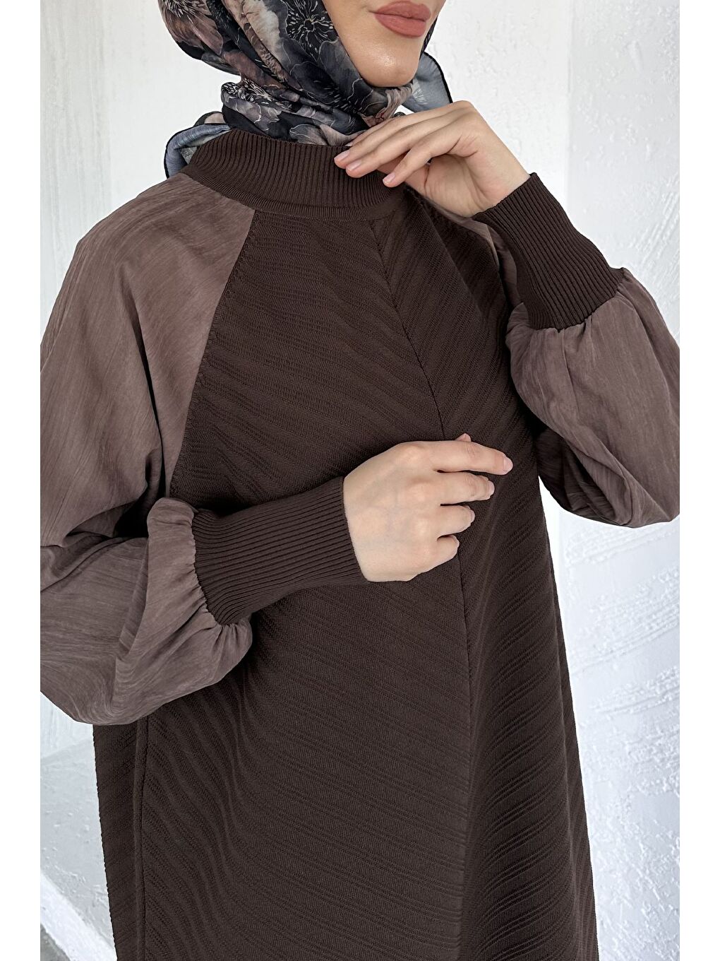 Kahverengi Gülseli Kendinden Desenli Tesettür Triko Elbise-7