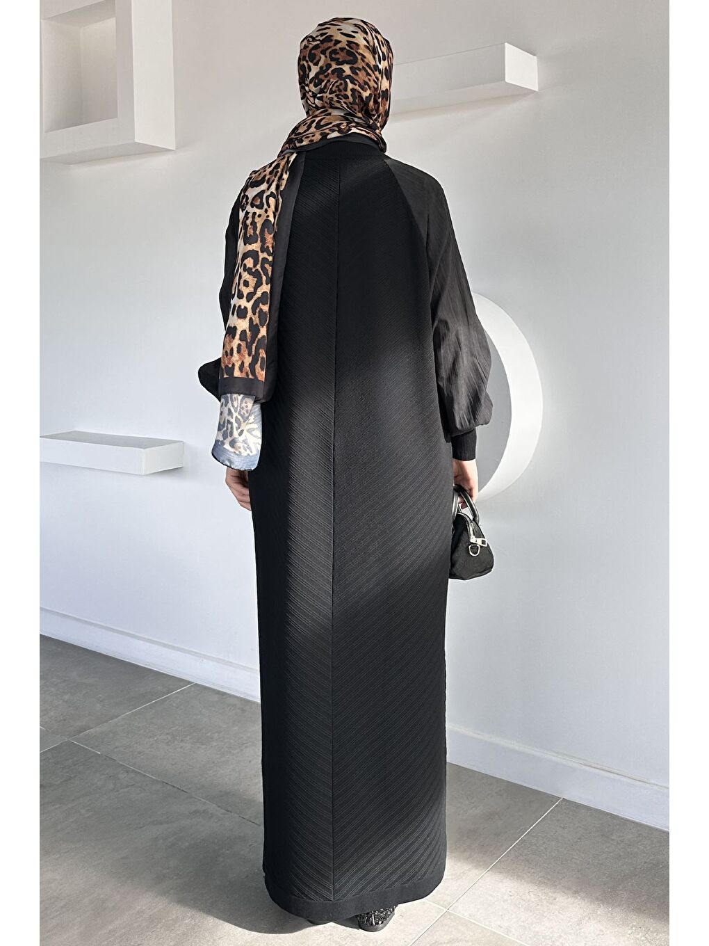 Siyah Gülseli Kendinden Desenli Tesettür Triko Elbise-5