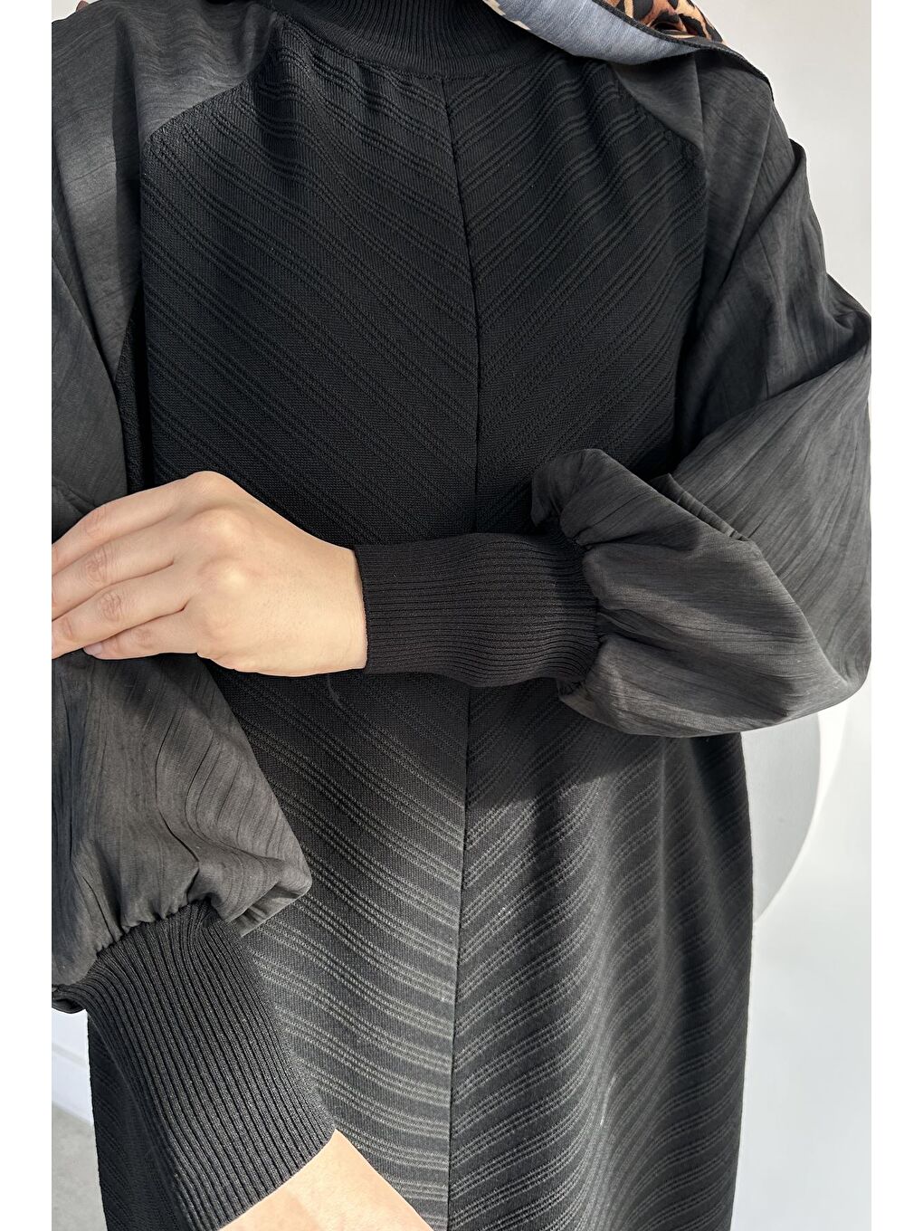 Siyah Gülseli Kendinden Desenli Tesettür Triko Elbise-6