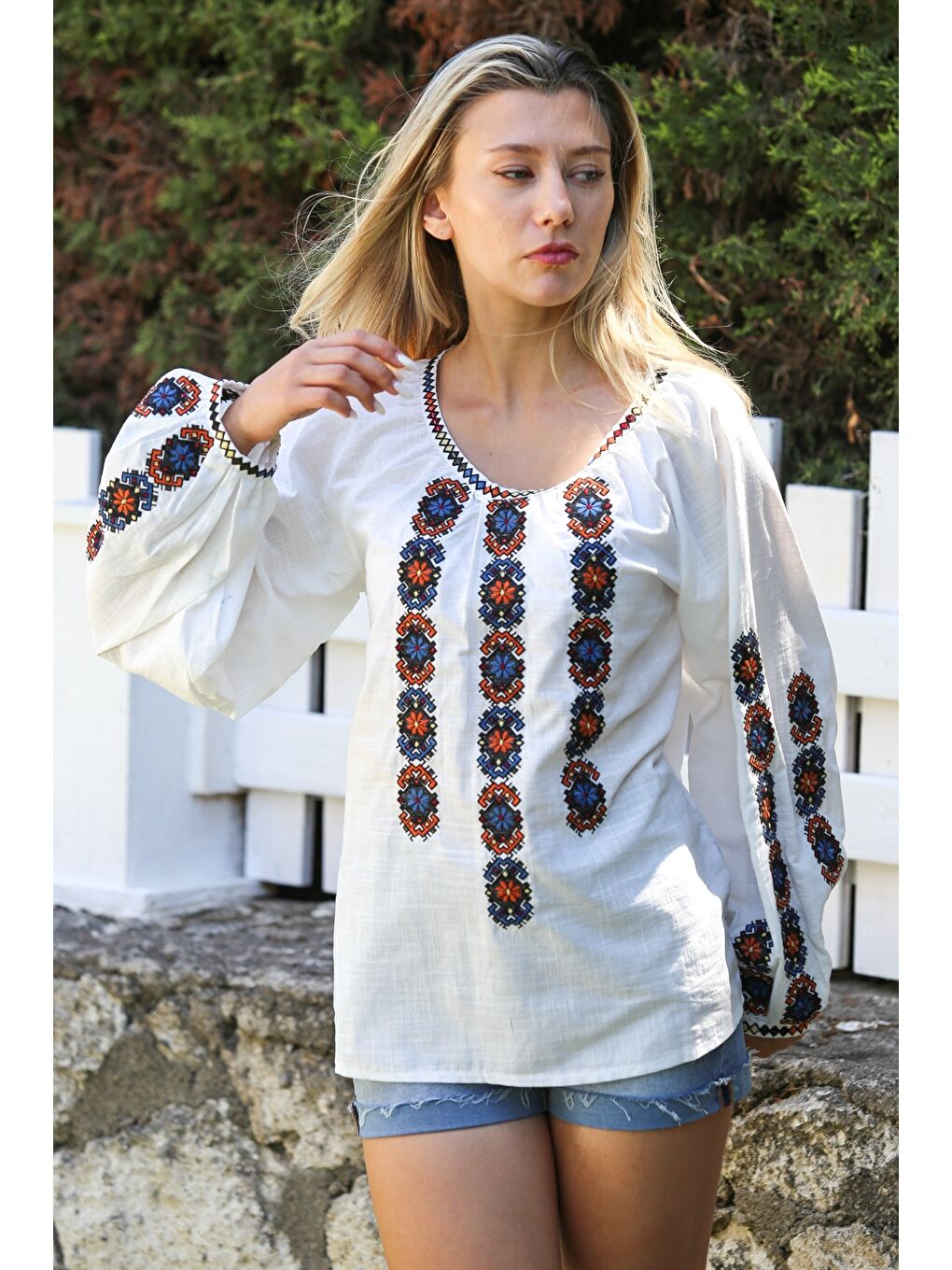 Beyaz Havuz Yaka Balon Kol Yaka Ve Kol Ucu Nakışlı Dokuma Casual Bluz-1