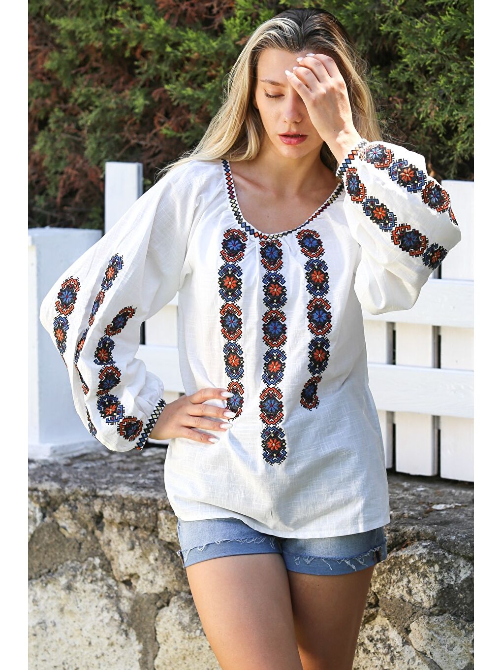 Beyaz Havuz Yaka Balon Kol Yaka Ve Kol Ucu Nakışlı Dokuma Casual Bluz-4