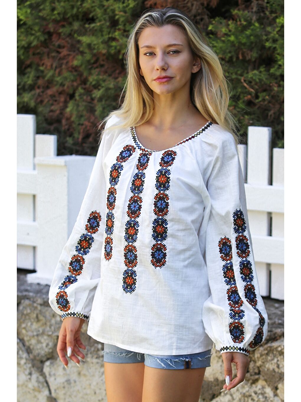 Beyaz Havuz Yaka Balon Kol Yaka Ve Kol Ucu Nakışlı Dokuma Casual Bluz-5