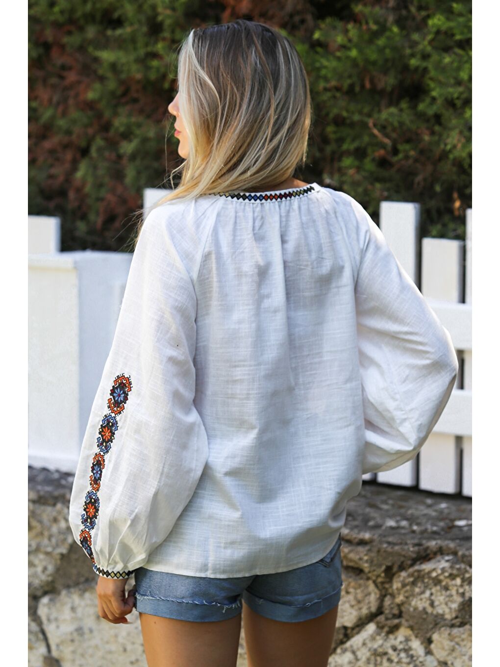 Beyaz Havuz Yaka Balon Kol Yaka Ve Kol Ucu Nakışlı Dokuma Casual Bluz-7