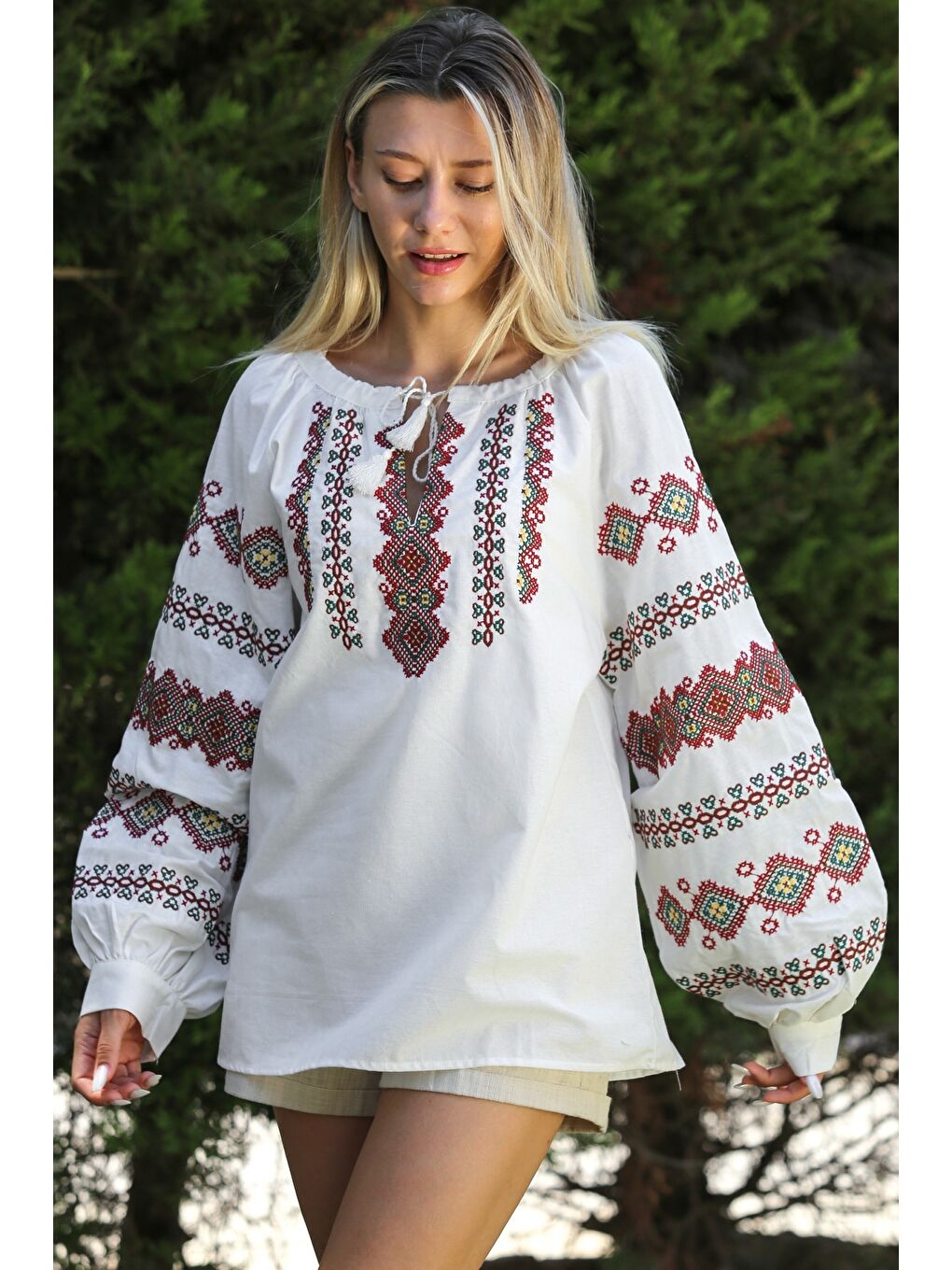 Beyaz Kayık Yaka Balon Kol Bağlamalı Yaka Ve Kol Ucu Nakışlı Dokuma Casual Bluz