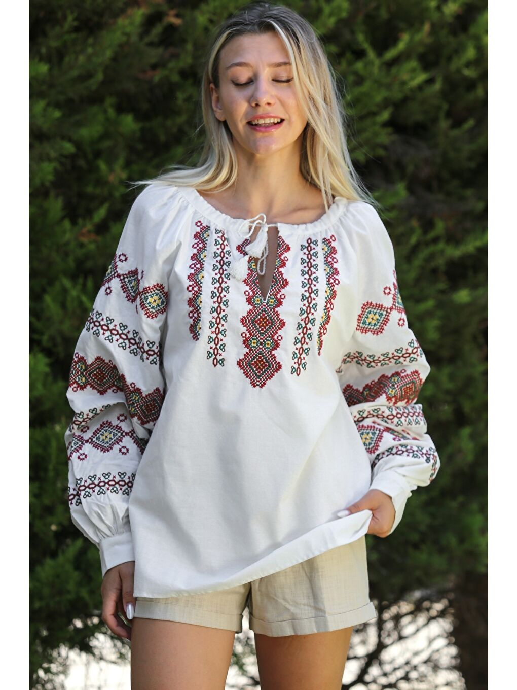 Beyaz Kayık Yaka Balon Kol Bağlamalı Yaka Ve Kol Ucu Nakışlı Dokuma Casual Bluz-1
