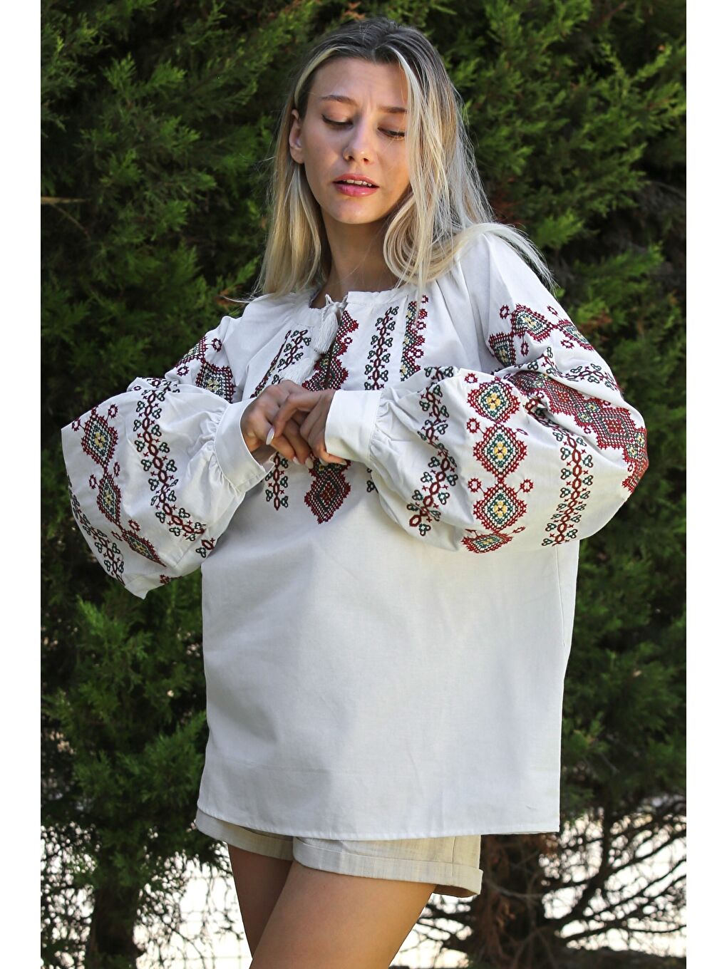 Beyaz Kayık Yaka Balon Kol Bağlamalı Yaka Ve Kol Ucu Nakışlı Dokuma Casual Bluz-3