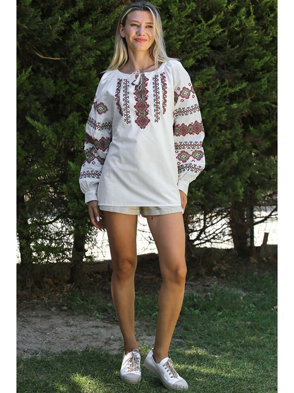 Beyaz Kayık Yaka Balon Kol Bağlamalı Yaka Ve Kol Ucu Nakışlı Dokuma Casual Bluz-4