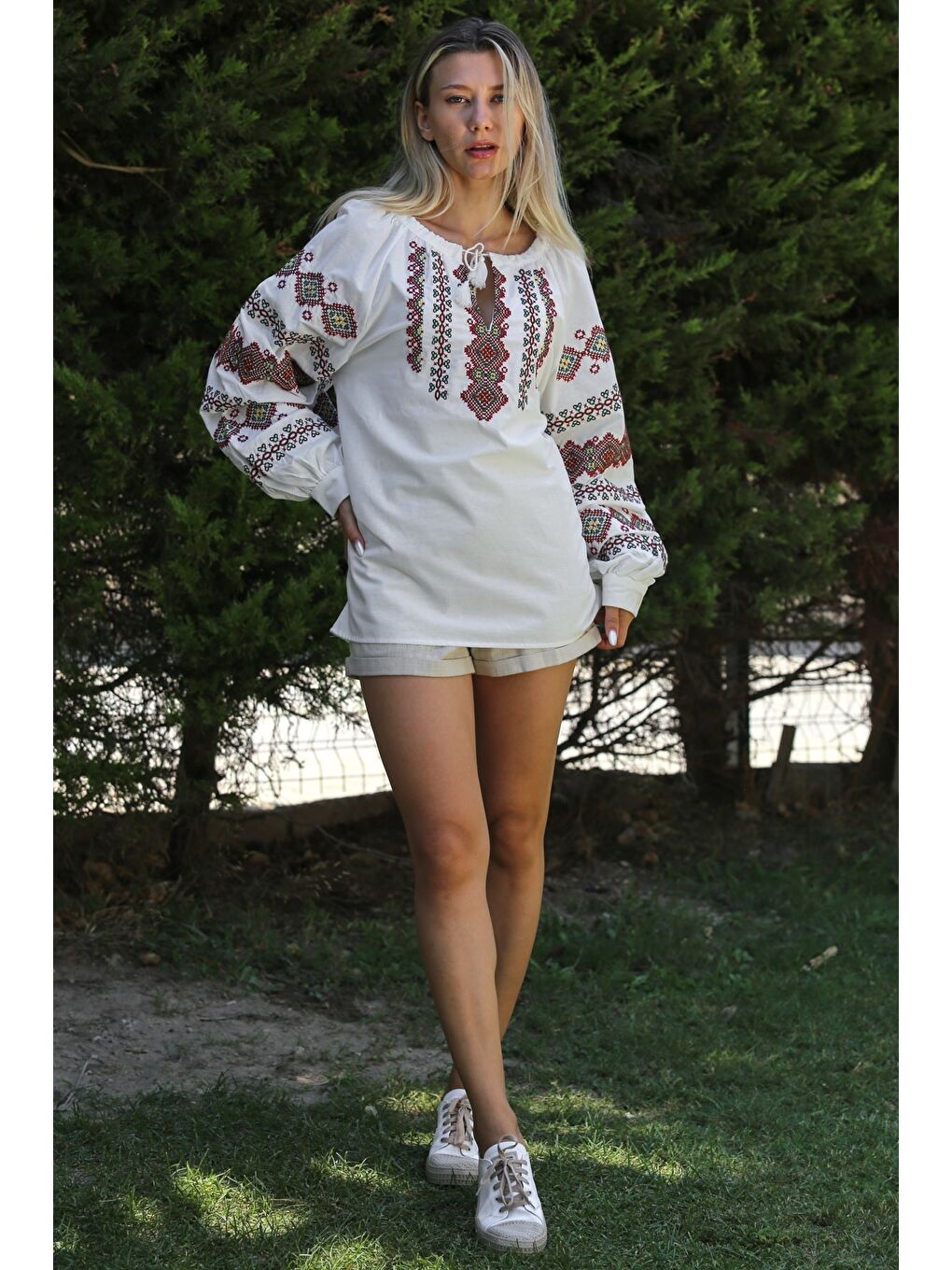 Beyaz Kayık Yaka Balon Kol Bağlamalı Yaka Ve Kol Ucu Nakışlı Dokuma Casual Bluz-5