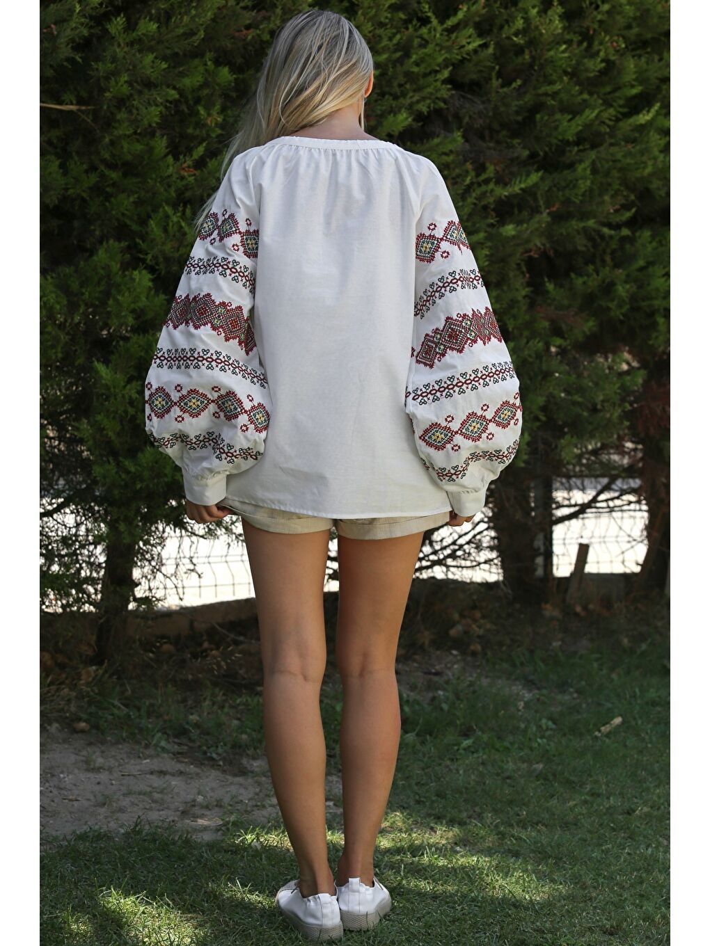 Beyaz Kayık Yaka Balon Kol Bağlamalı Yaka Ve Kol Ucu Nakışlı Dokuma Casual Bluz-7