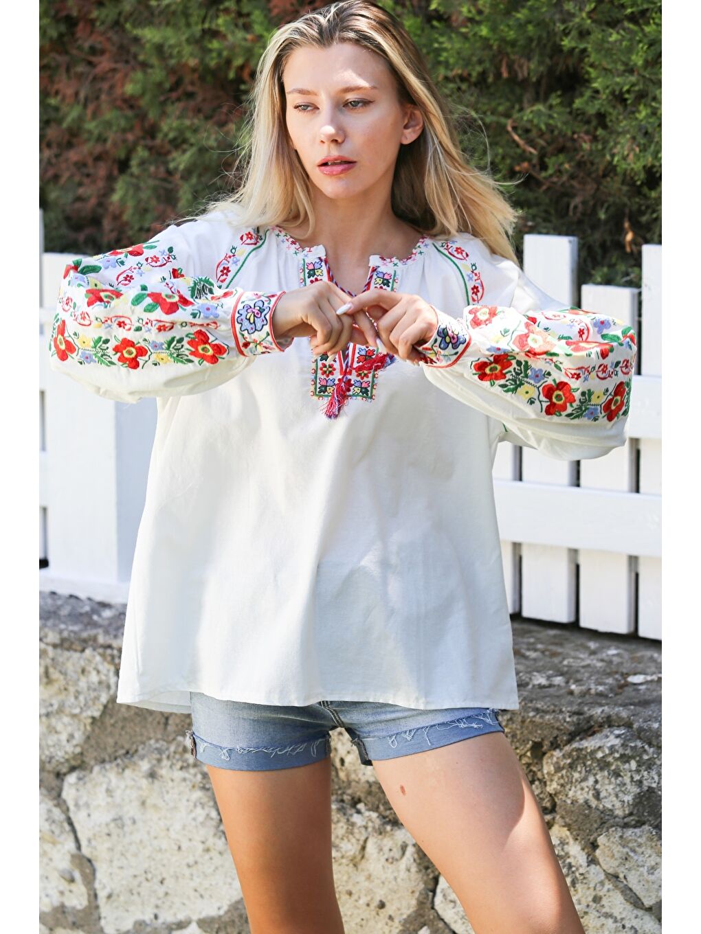 Beyaz Alttan Britli Yaka Balon Kol Yaka Ve Kol Ucu Nakışlı Dokuma Casual Bluz