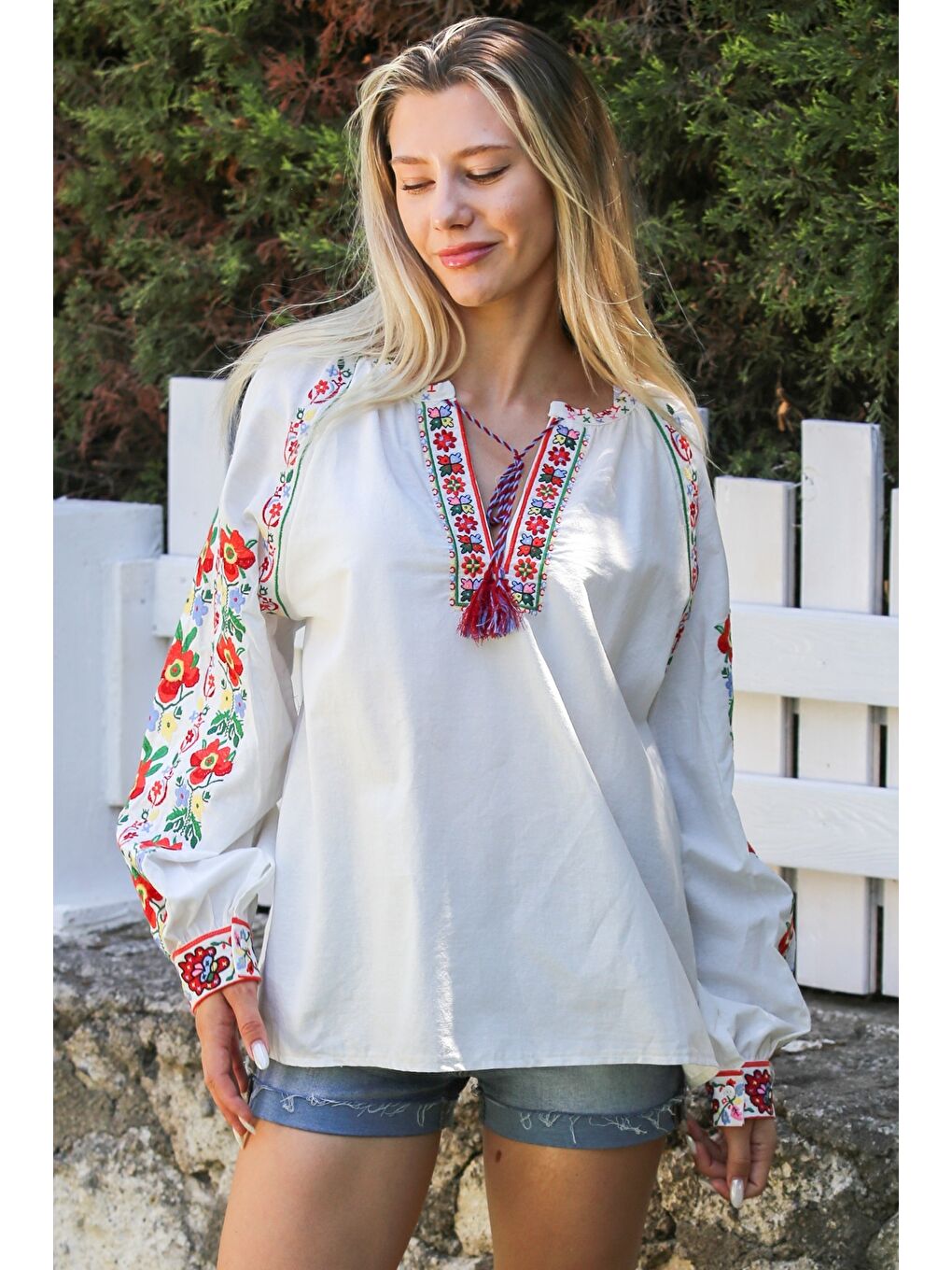 Beyaz Alttan Britli Yaka Balon Kol Yaka Ve Kol Ucu Nakışlı Dokuma Casual Bluz-1