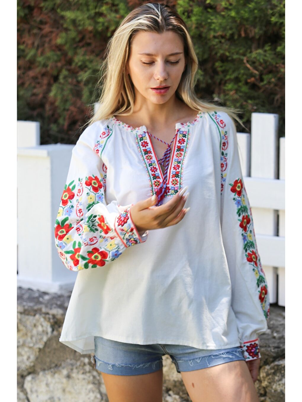 Beyaz Alttan Britli Yaka Balon Kol Yaka Ve Kol Ucu Nakışlı Dokuma Casual Bluz-2