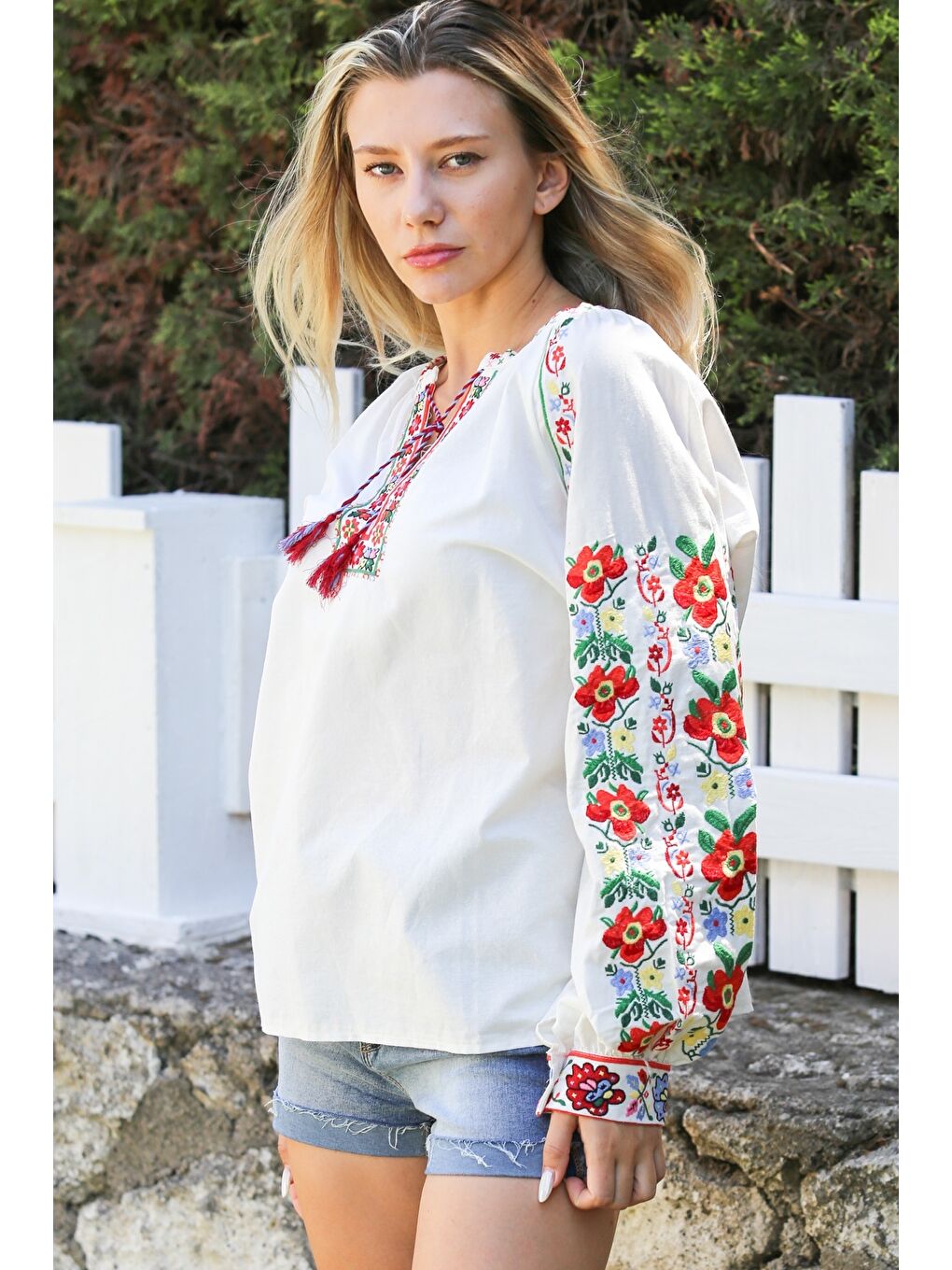 Beyaz Alttan Britli Yaka Balon Kol Yaka Ve Kol Ucu Nakışlı Dokuma Casual Bluz-3