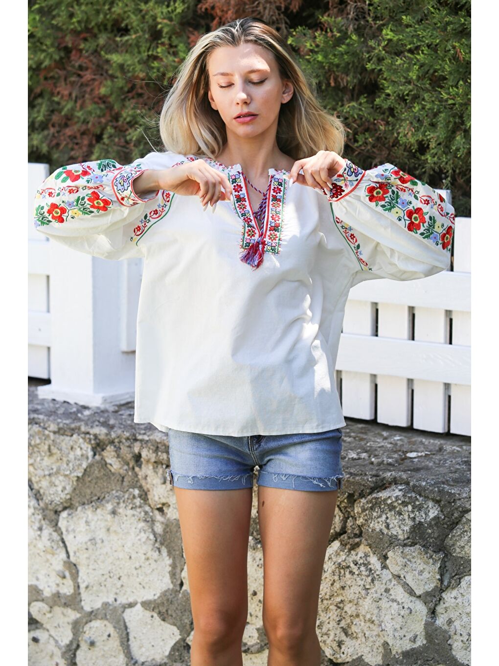 Beyaz Alttan Britli Yaka Balon Kol Yaka Ve Kol Ucu Nakışlı Dokuma Casual Bluz-4