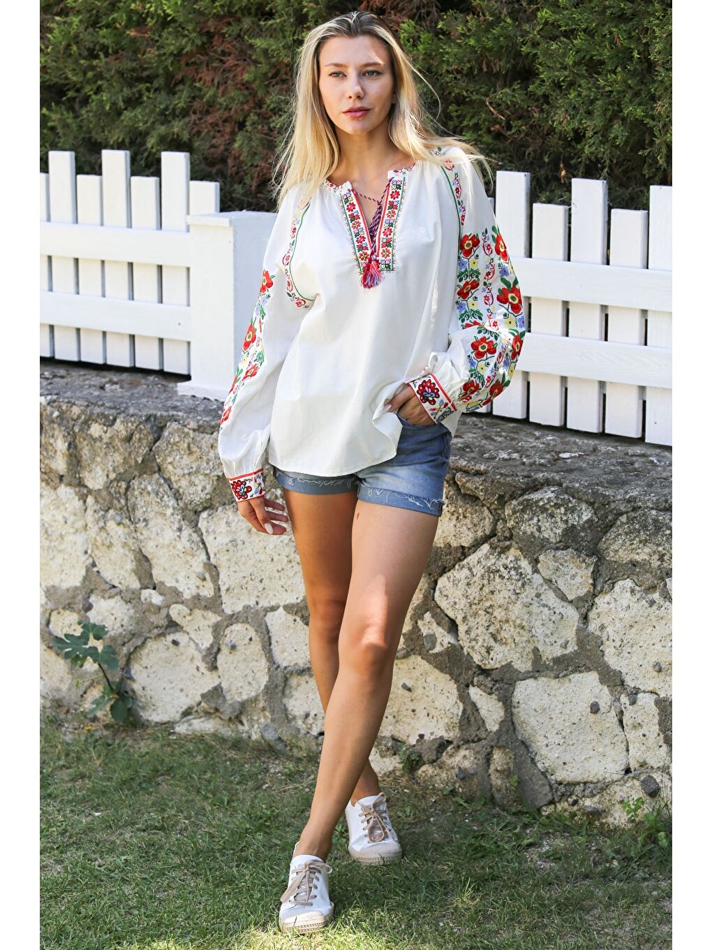 Beyaz Alttan Britli Yaka Balon Kol Yaka Ve Kol Ucu Nakışlı Dokuma Casual Bluz-6