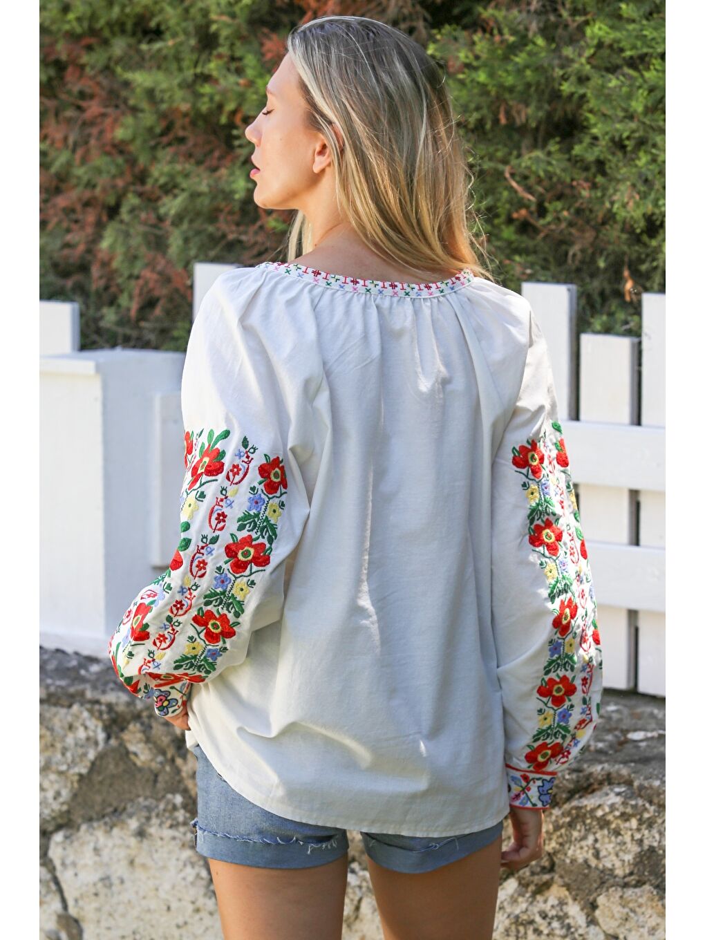 Beyaz Alttan Britli Yaka Balon Kol Yaka Ve Kol Ucu Nakışlı Dokuma Casual Bluz-7