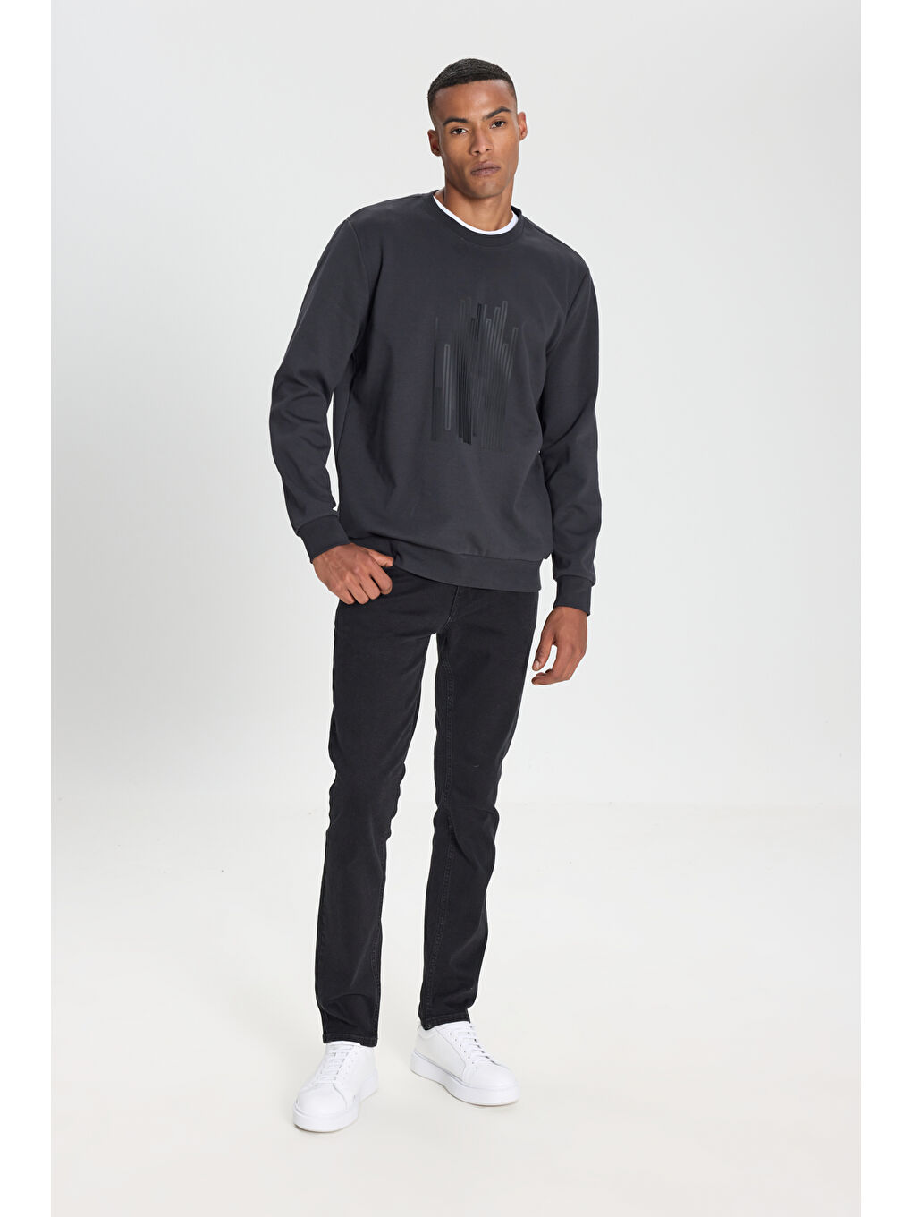 Erkek Siyah Pamuklu Standart Fit Normal Kesim Bisiklet Yaka Baskılı Sweatshirt-2